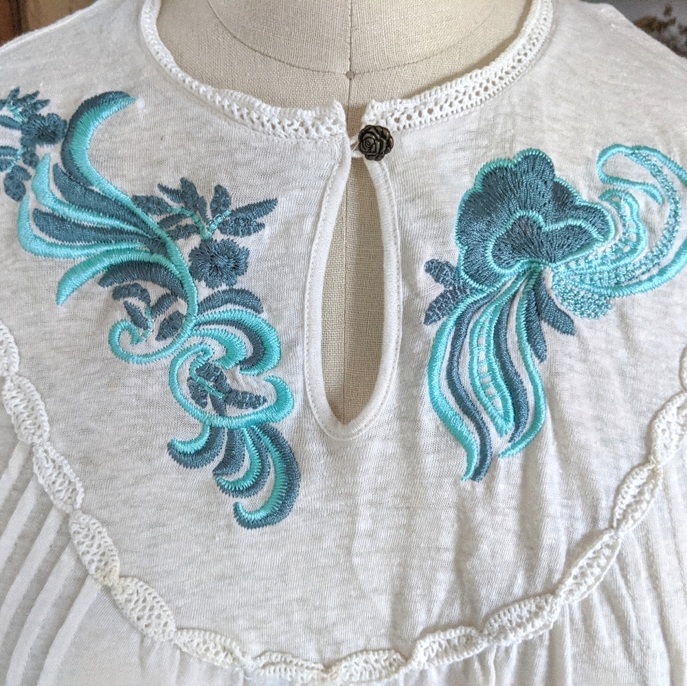 Embroidered tee with lace detail